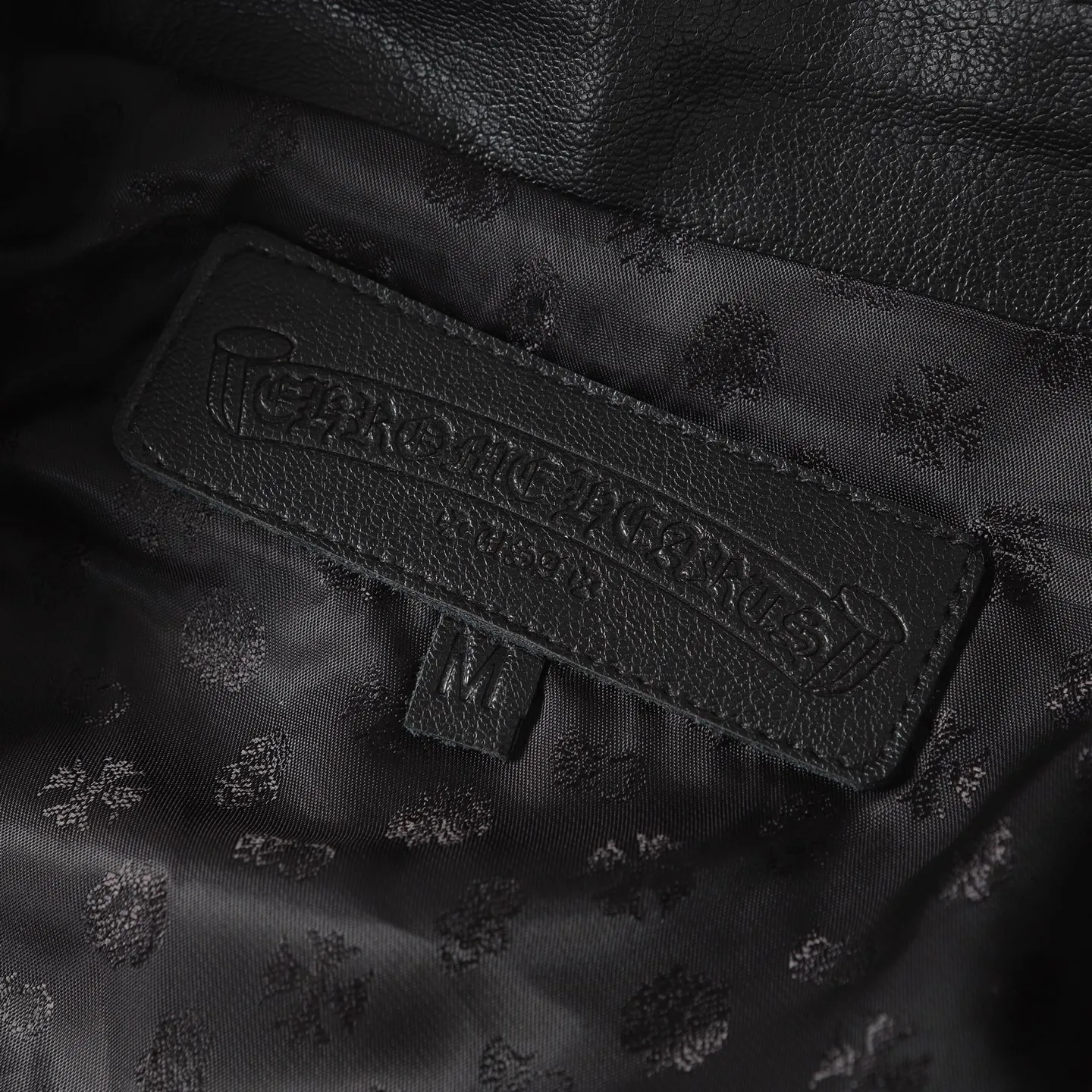 🅿️650 Chrome Hearts Chrome Hearts large arm embroidered leather jacket ●Authentic product: purchased and developed for 64000 ●Technology: close-step embroidery production ●Version: fitted version ●Weight: about 1065 grams ●Size: S-M-L ●Description: CH's new leather jacket with large arm embroidery. Full size shipped. Custom-woven fabric is made of black pebbled genuine leather. Customized silk jacquard logo lining. Embroidery is machine processed. Appliqué embroidery process. Imported template machine shape on the back. Customized genuine leather trademark. Customized genuine Leather size. Customized 5.8cm metal logo mark. Customized 18mm four-button buckle. Customized 18mm two-button button. Customized accessories. Same style for men and women. Full street feel. Workmanship details are very good. The overall routing is straight and delicate, the fabric is comfortable and soft, and the color is consistent without color difference. It can be matched with the same style to create a fashionable look, and can be used in various occasions. Customized accessories, complete with three standards, same style for men and women!